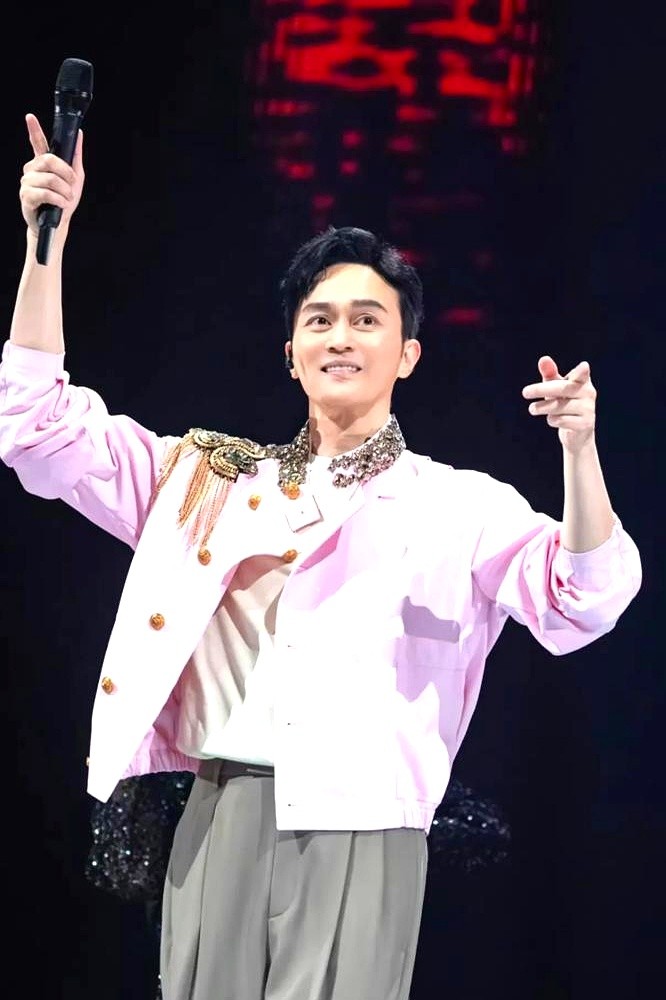 被问最想吐槽老婆什么，张智霖脱口而出三连击：嗓门大、脾气急、爱翻旧账。话音刚落，旁边的袁咏仪眼刀子就