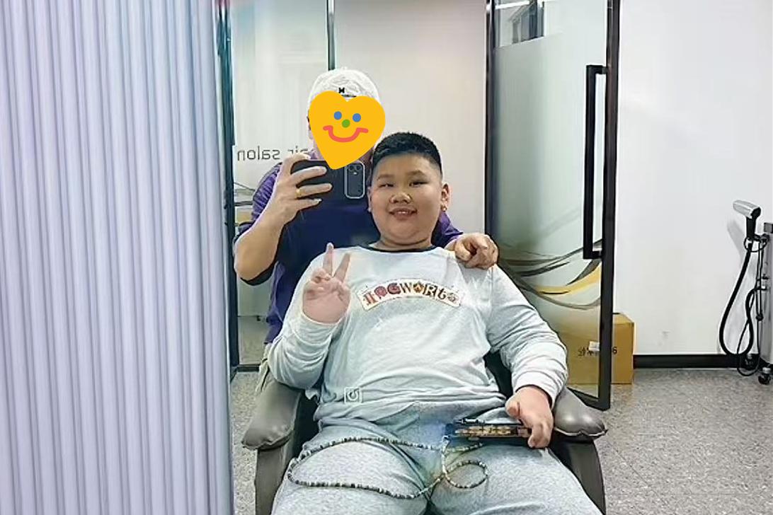 郭汾阳近照被晒，在剪完头发后，与理发师来了一张合影。郭汾阳的新造型很帅气，给人一