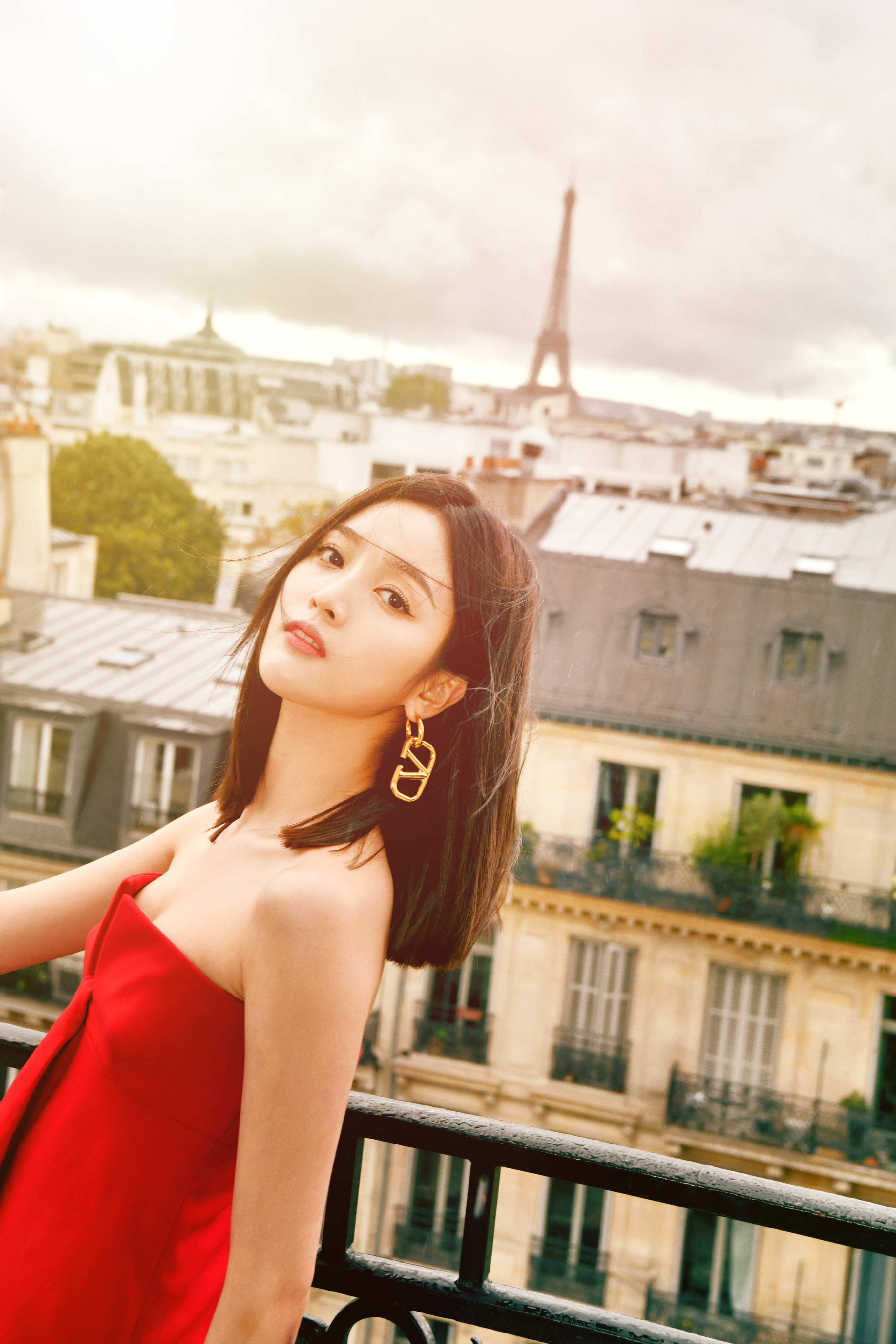 吴宣仪 以红裙为笺，赴高定之约，在极简光影里，尽显摩登气场。