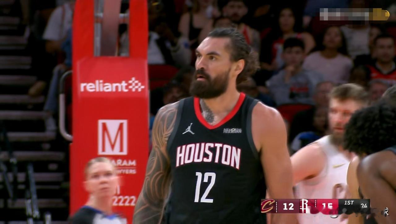 我实在忍不住要怒赞火箭老将亚当斯了！今天火箭在主场以117：100大胜骑士，此役