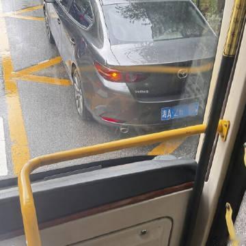 公交车道被占，公交车被逼绕行。司机按喇叭马自达愣是纹丝不动，停得是真稳当。