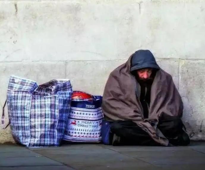 有位新闻学教授发文称，中国人该管好自己的事，别用“斩杀线”这个概念来“矮化