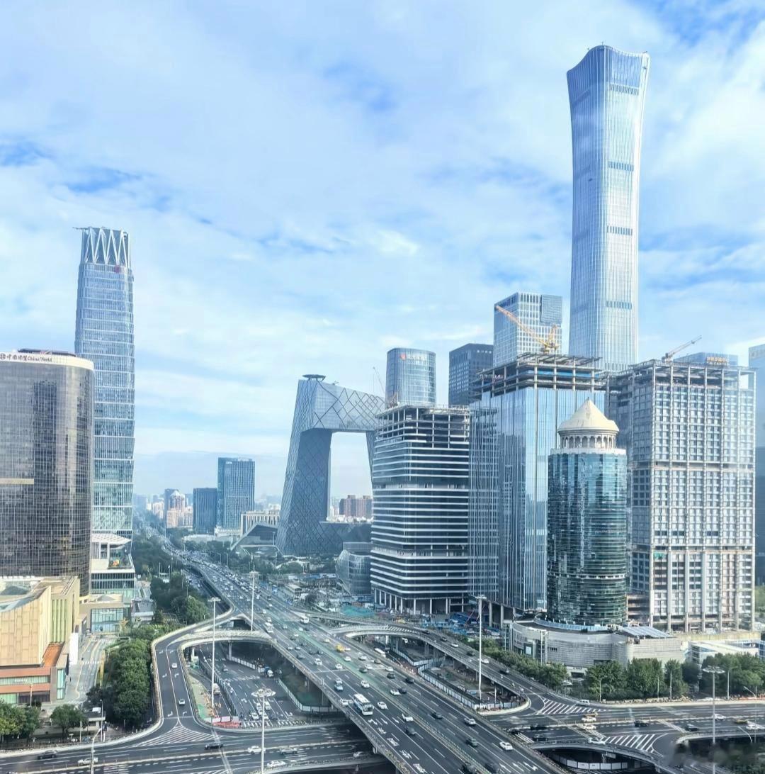 中国进入世界一线的十大城市：第一：上海，世界排名第7，第二：北京，世界排名第8，