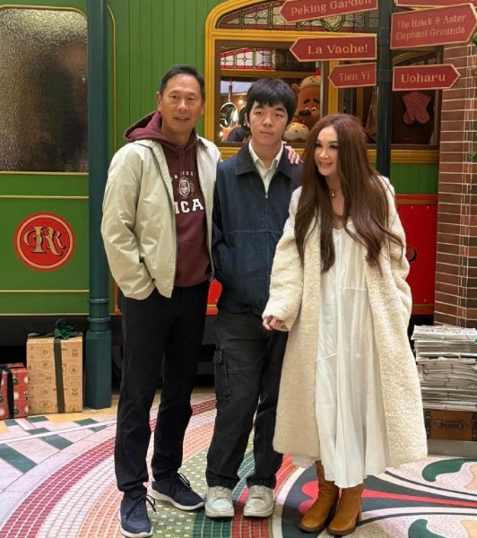 59岁温碧霞和老公、婆婆、养子一起逛夜市，她的打扮贵气十足，给人一种刻意装嫩的不