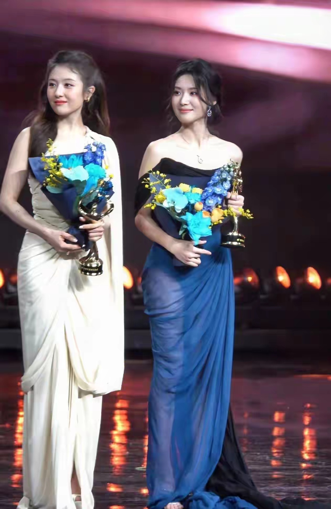 她俩到底谁漂亮拍个合影，一目了然你觉得谁更好看