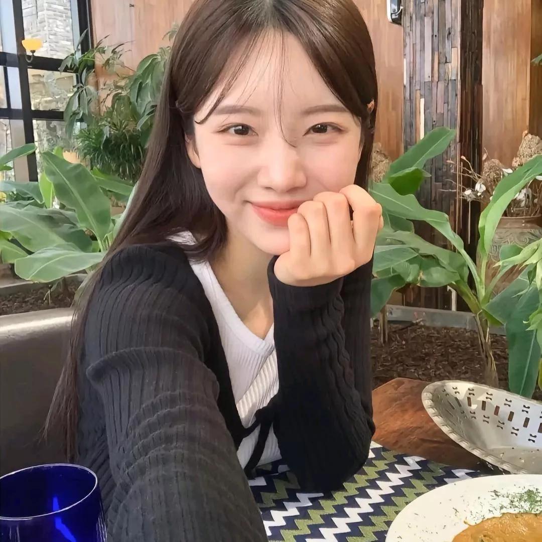 元气少女在咖啡馆享受美好时光！🌿☕️温柔咖啡店美女咖啡馆日常女孩下午茶美