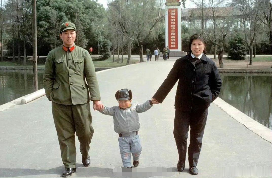 1979年，湖北。武汉的一家三口老照片