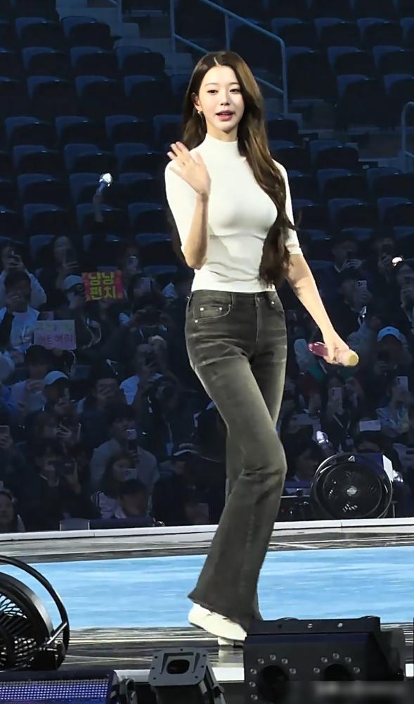 张元英最近的牛仔裤活动造型，把网友夸爆了。颜值身材比例全程在线，走路姿态也被反