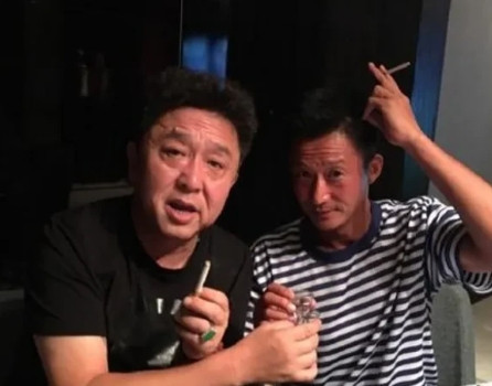 2019年，于谦投资拍摄《老师好》，为了票房有保证，他想请吴京过来客串，增加看点