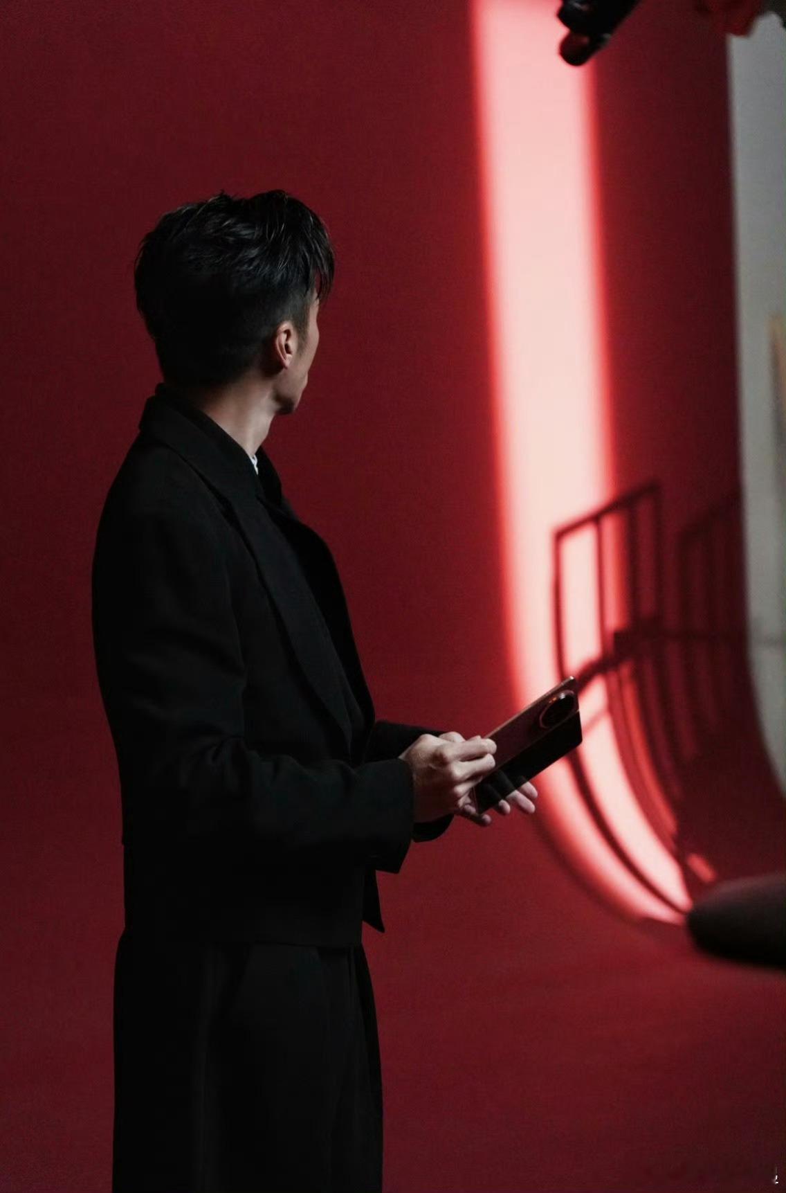 谢霆锋这曝光的是荣耀MagicV6?