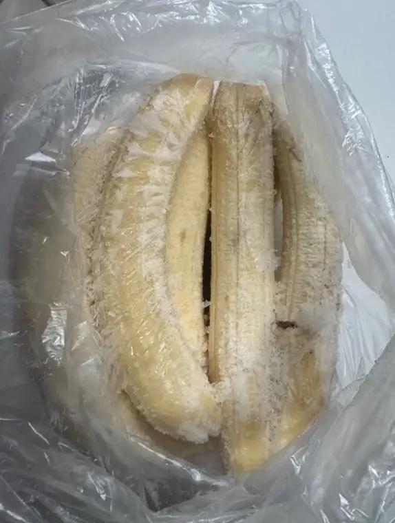 我发现了新大陆，上段时间，我买了香蕉，我害怕坏了，我就拔好以后，放冰箱冻了起来，