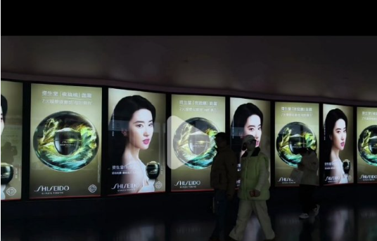 南京新街口地铁刘亦菲硬广，这个系列资生堂铺好久了吧​​​