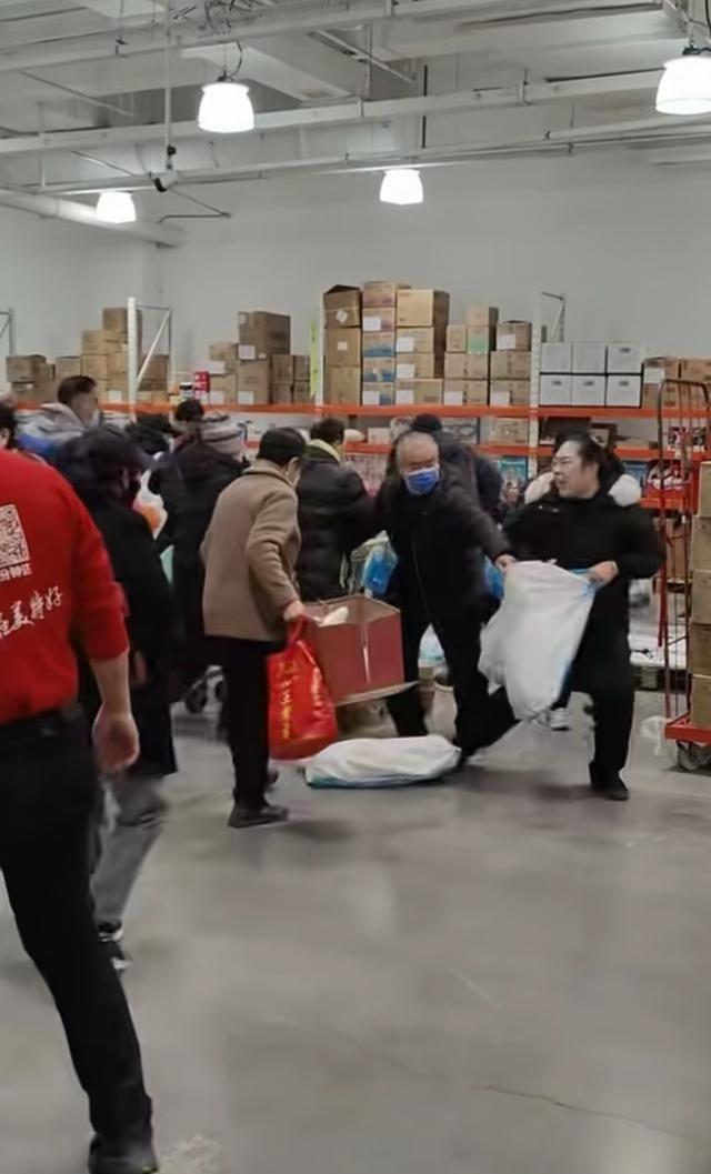 紧急呼吁：太原开心大集立即叫停无序抢购，以整改重塑市场秩序。从9号开始的购物卡