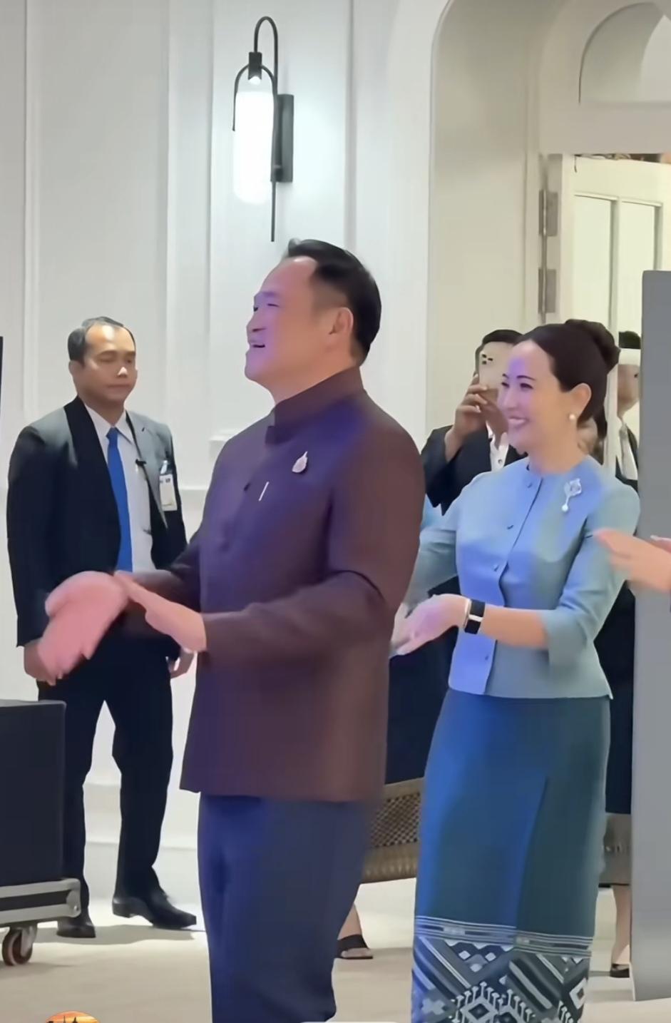 最放松的时刻：10月16日，代替佩通坦的泰国新总理阿努廷携夫人访问老挝。在招待会