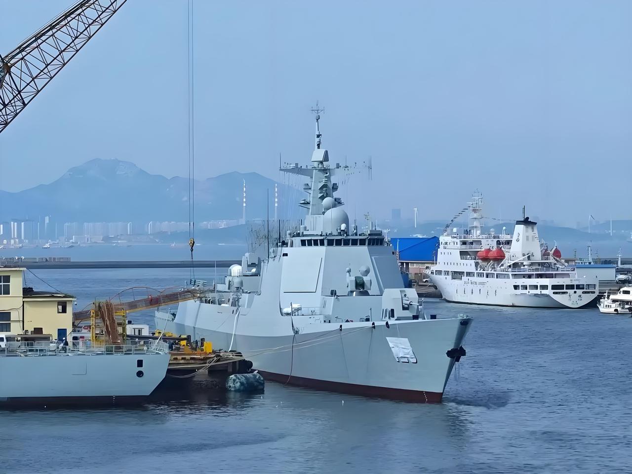 最新批次下水的052D驱逐舰悄悄升级了！据报道，最近下水的052D顶部负责对付