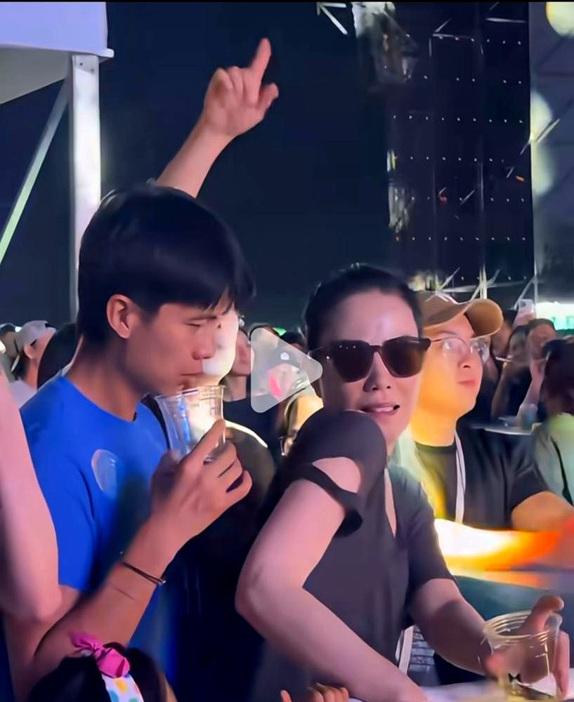 镜头一晃，手臂伸过来，陈粒直接一把推开，还竖起中指。旁边的王菲，静静站着，没挪步。视频放出去时，全网