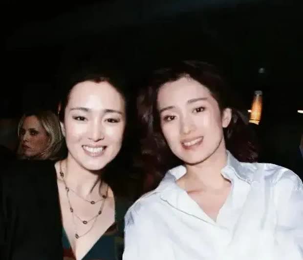 这是巩俐与姐姐巩雯的合影，气质和相貌一点也不逊色于巩俐。两姐妹年轻时候关系特别好