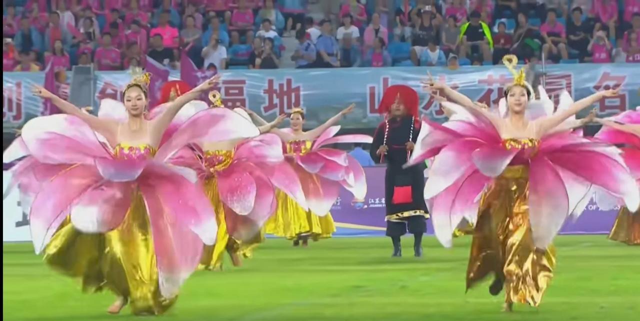 输赢无所谓，开心最重要。镇江队虽然主场输球了，在中场休息时间，镇江请来了他们的