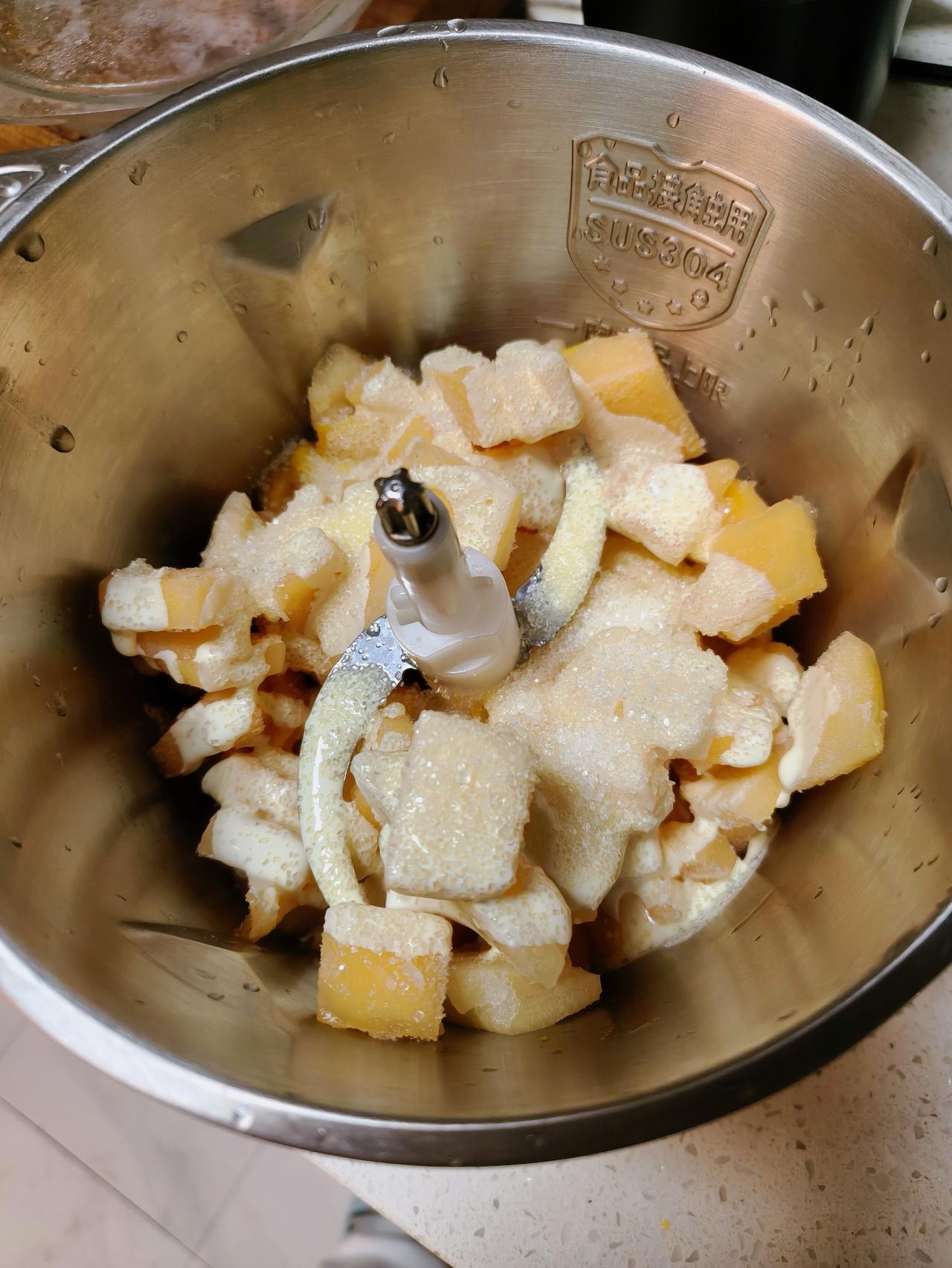 这样做冰激凌也太容易了吧。前几天看到有人做水果冰激凌，方法特简单，于是马上行动