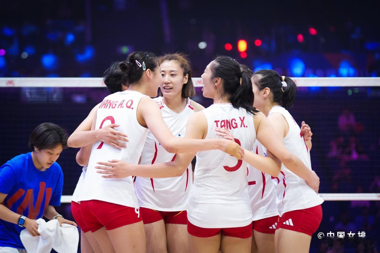 中国女排3:2胜德国技术统计:中国女排14名队员全员上场轮战，12名队员有得