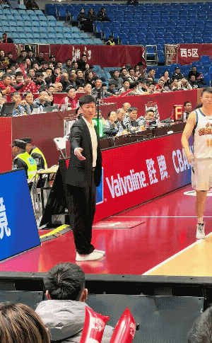 李金效不理主教练韩硕这一下，俱乐部是必须处罚李金效的，主教练水平不行是否辞退这是