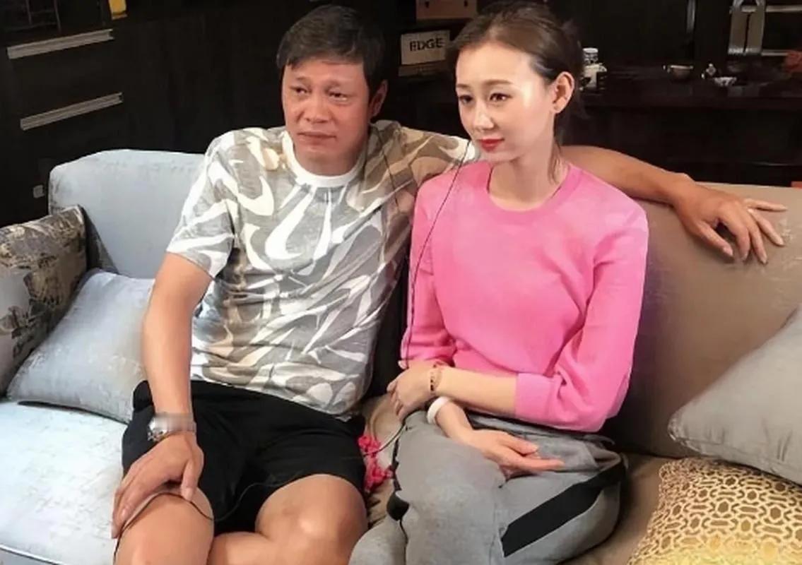 范志毅也是一枚妥妥的人生大赢家哈：身价早已过亿，三婚妻子张梦瑾小他17岁，而且白