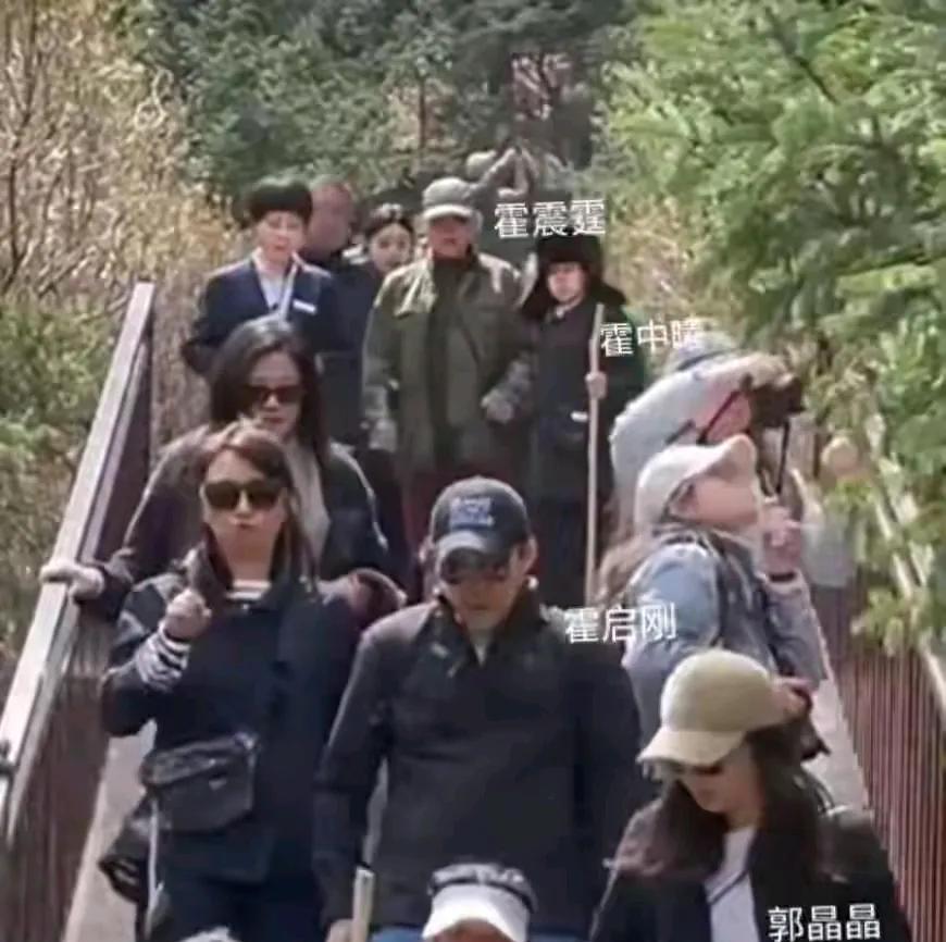 果然是霍家传承，郭晶晶12岁儿子戴着军帽，扶着爷爷气势非凡