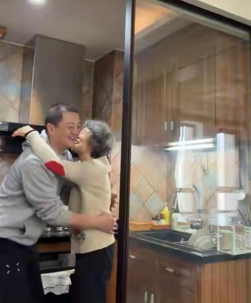 李亚鹏给全天下儿女都上了一课你可以忙事业，也可以闯天涯，但有一点你一定要记住