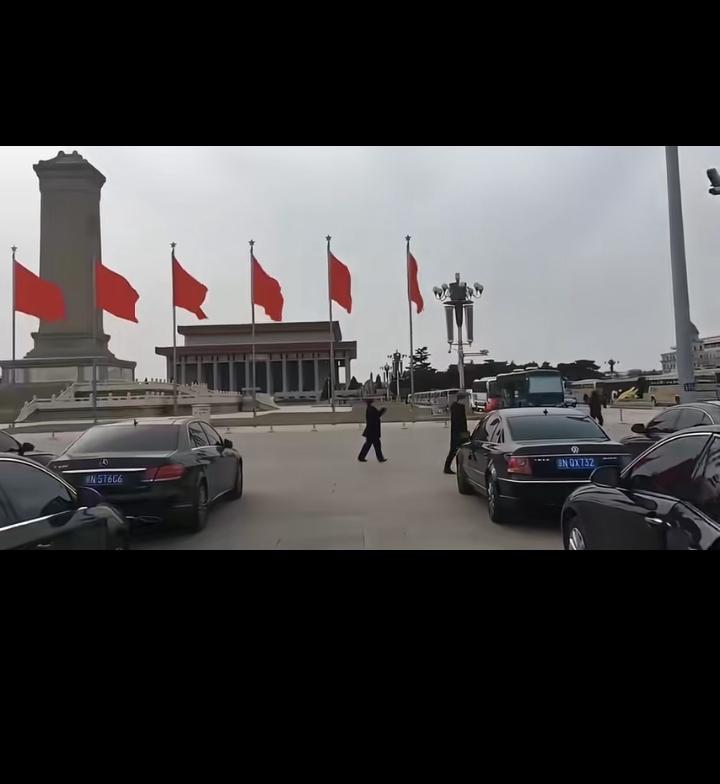 天安门广场前停的都是好车，一水的奥迪，大众，红旗！怎么很少看到新能源？这些人应该