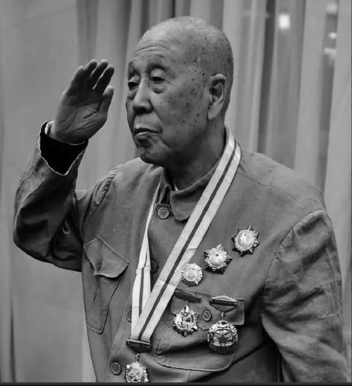 1943年，有个八路军营长受了重伤，治了整整一年，动了7次手术还没好，在去延安的