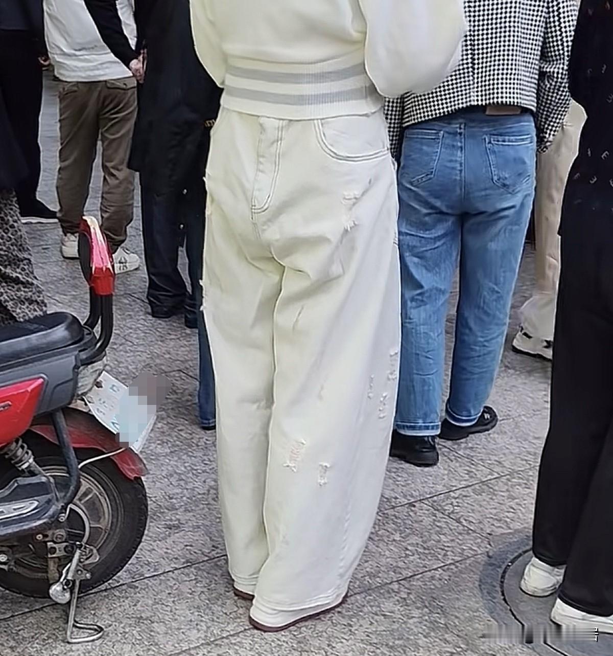 博主说,去接孩子放学的时候,看到有家长穿反裤子了,考虑要不要提醒她。这个其实是裤