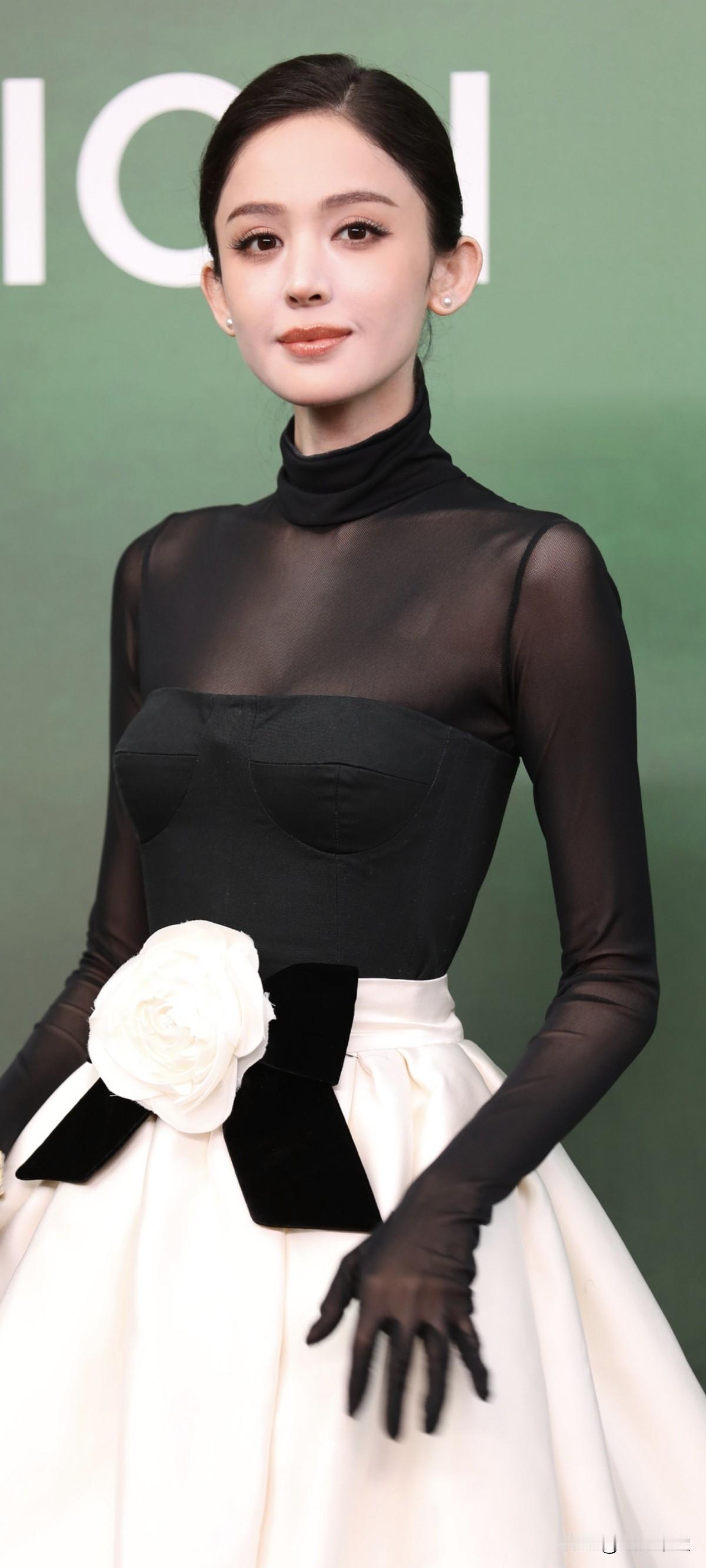 娜扎vogue红毯生图，一朵清丽山茶花，:好绝的骨相，优雅大气，生图如精修，好牛