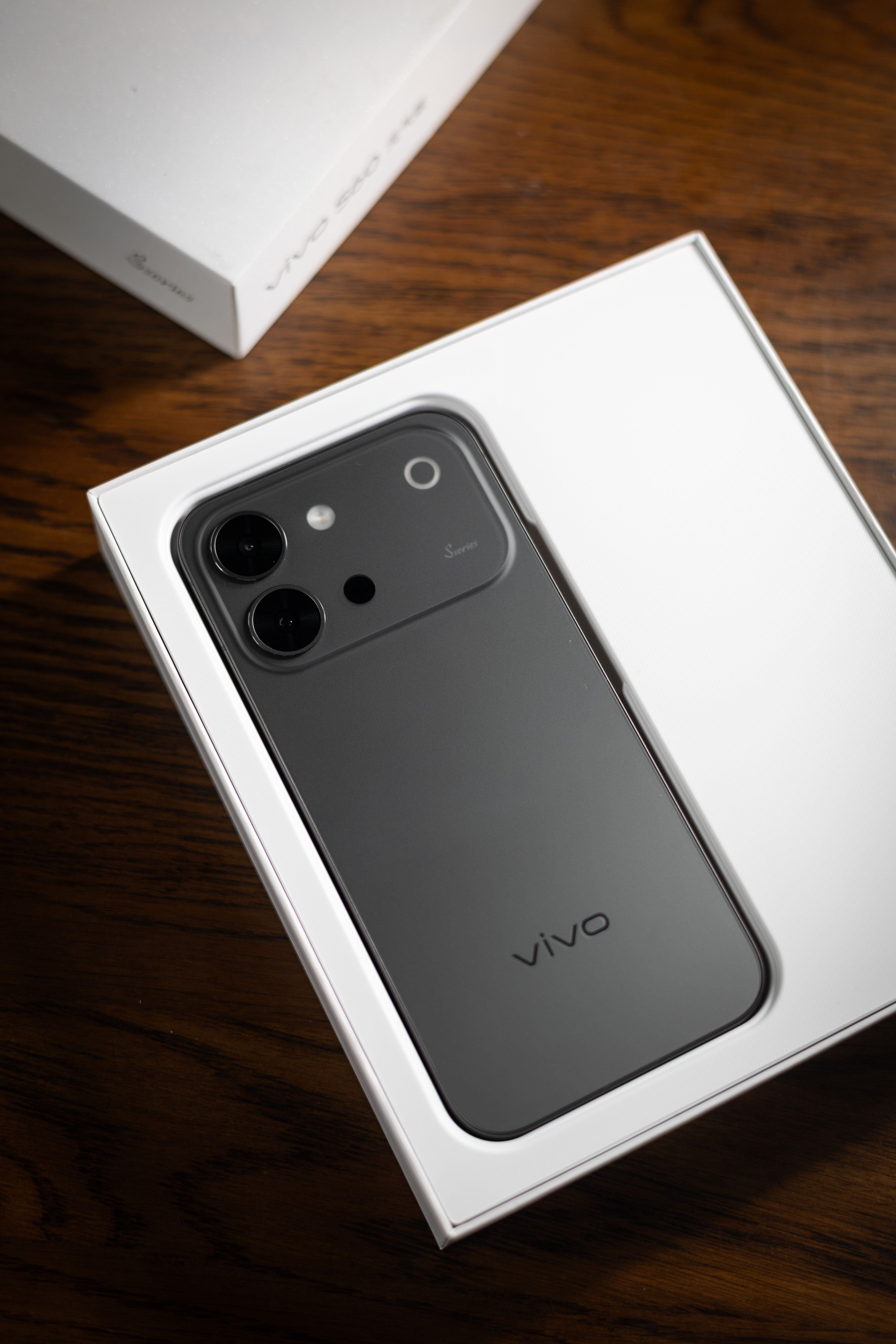 vivoS60仲夏夜，把整个星空揉进了机身后盖低调的深黑色调里，藏着不张扬的浪