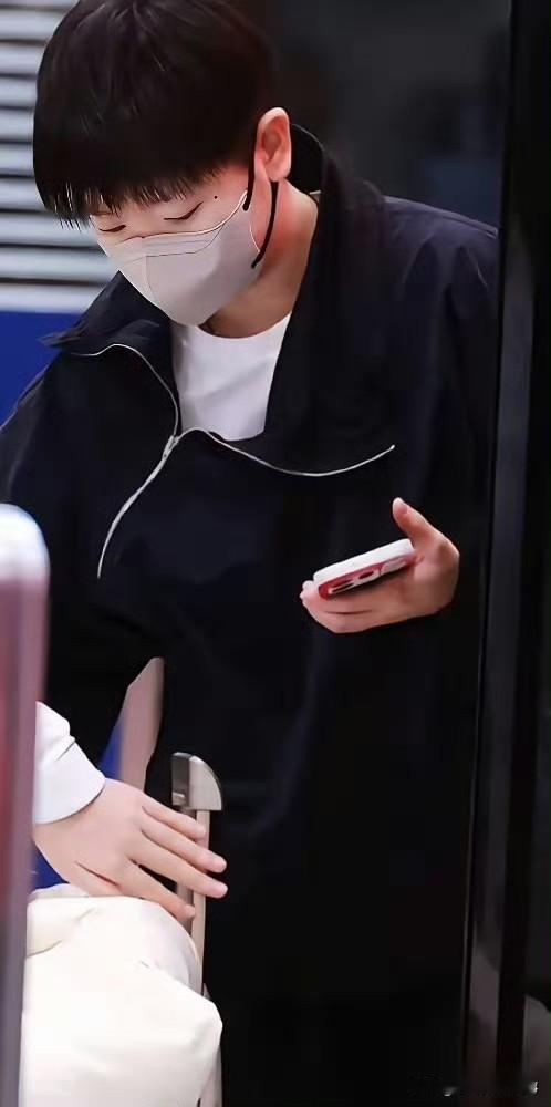 孙颖莎私服出圈李宁队服遭群嘲…近日，小魔王孙颖莎一袭藏青机能风卫衣惊艳亮