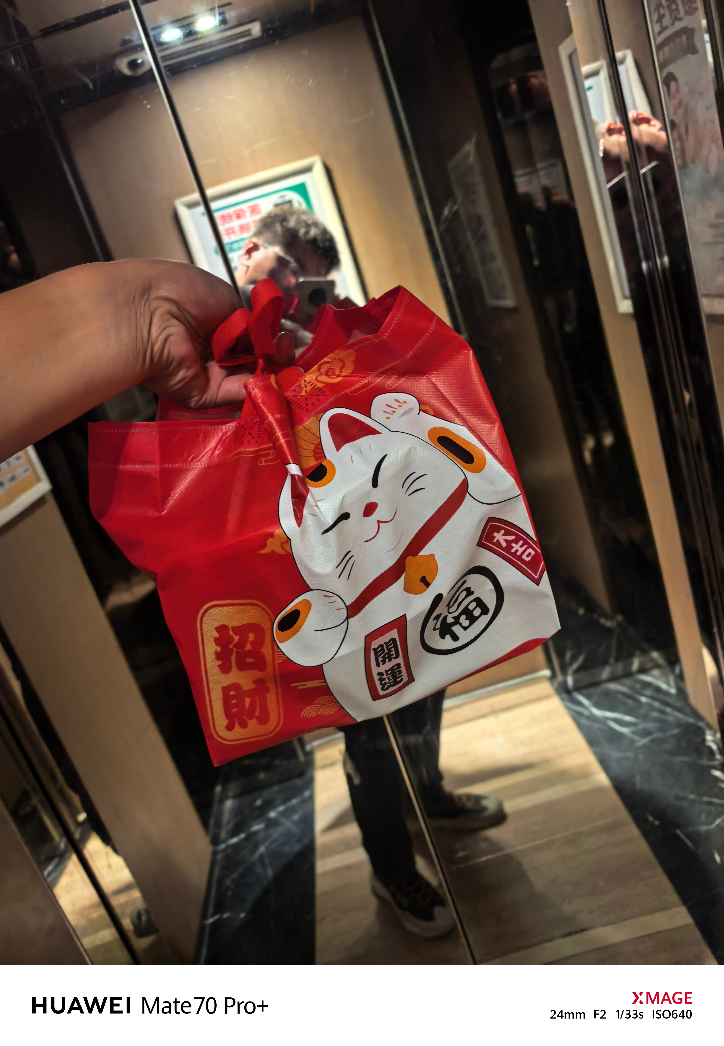 昨天答应媳妇儿今晚带她吃小龙虾但晚上有工作一直忙到现在才下班她肯定已经睡了，也不