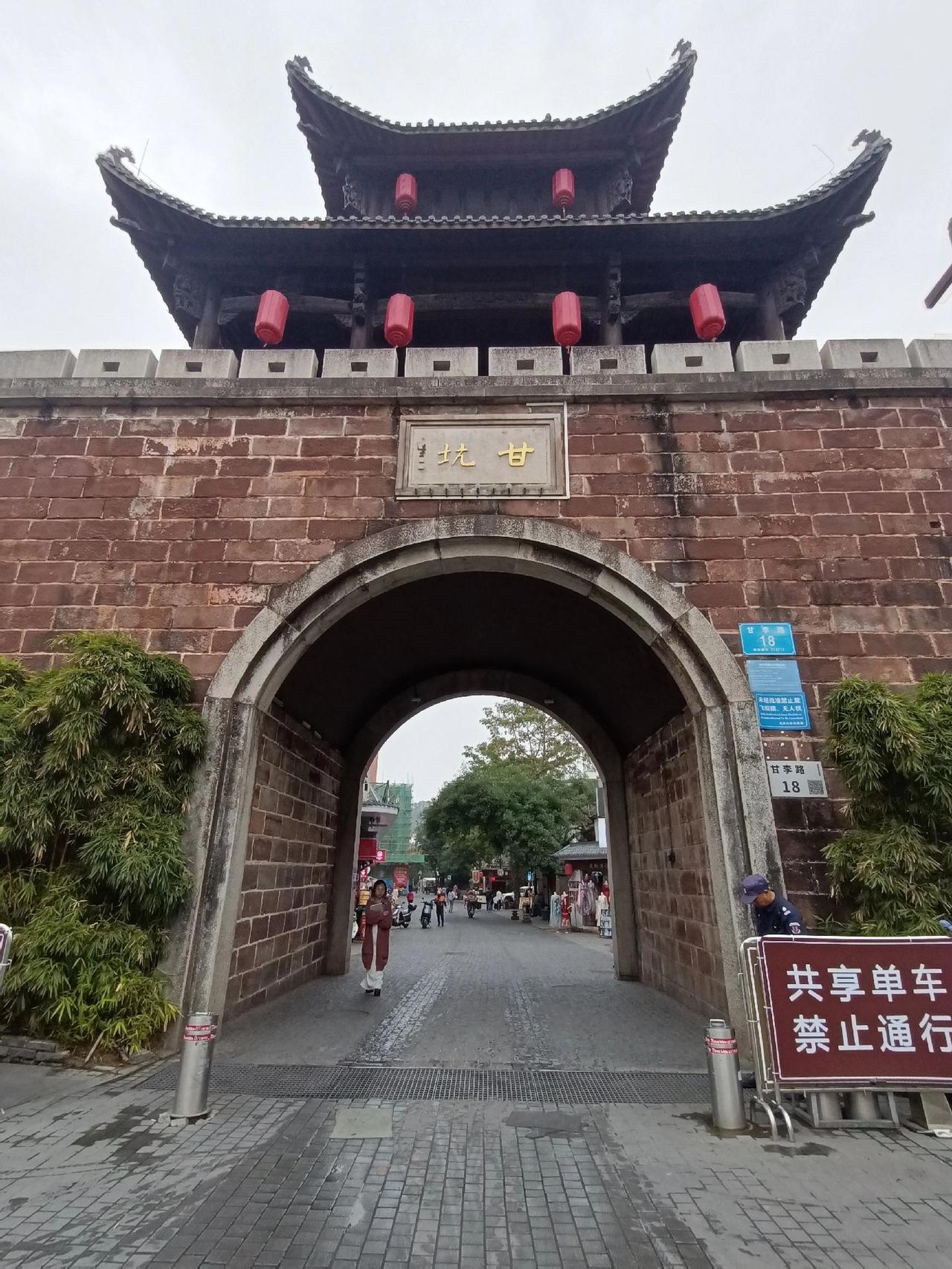 深圳是个新兴的城市，古镇很少，但我们还是找到了一个古镇，那就是甘坑古镇。从驱车窗