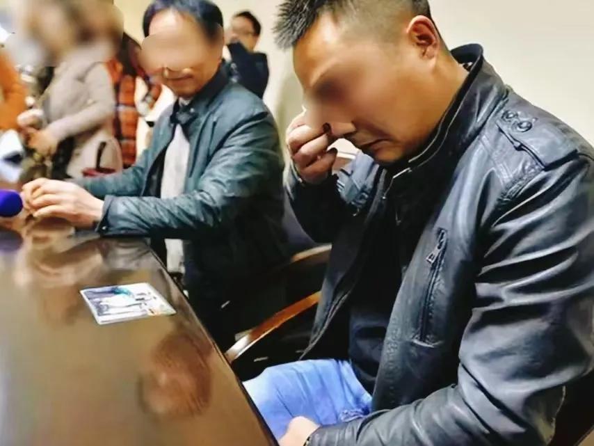 江西赣州，蔡先生开车回家过年，出于好意，顺路搭载了一个老乡。一路上，老乡一直在睡