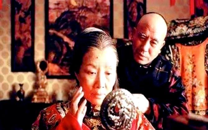 1908年，慈禧太后死后，李莲英便失去了最大的靠山，为慈禧守孝百天后，李莲英向垂