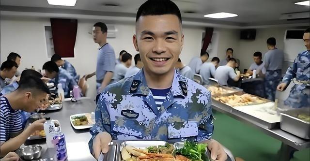 航母有多难养？山东舰编制几千人，食堂一天做七顿饭，顿顿都很丰盛，光是每天伙食费高