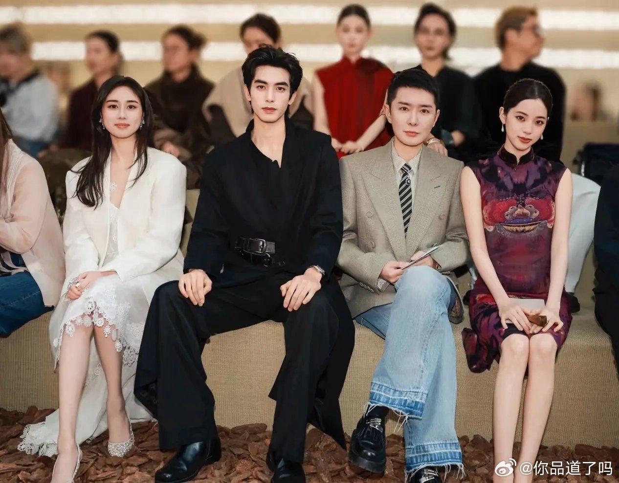 何超欣晒出和欧阳娜娜、宋威龙同场看秀，她现在知名度也很高嘛！