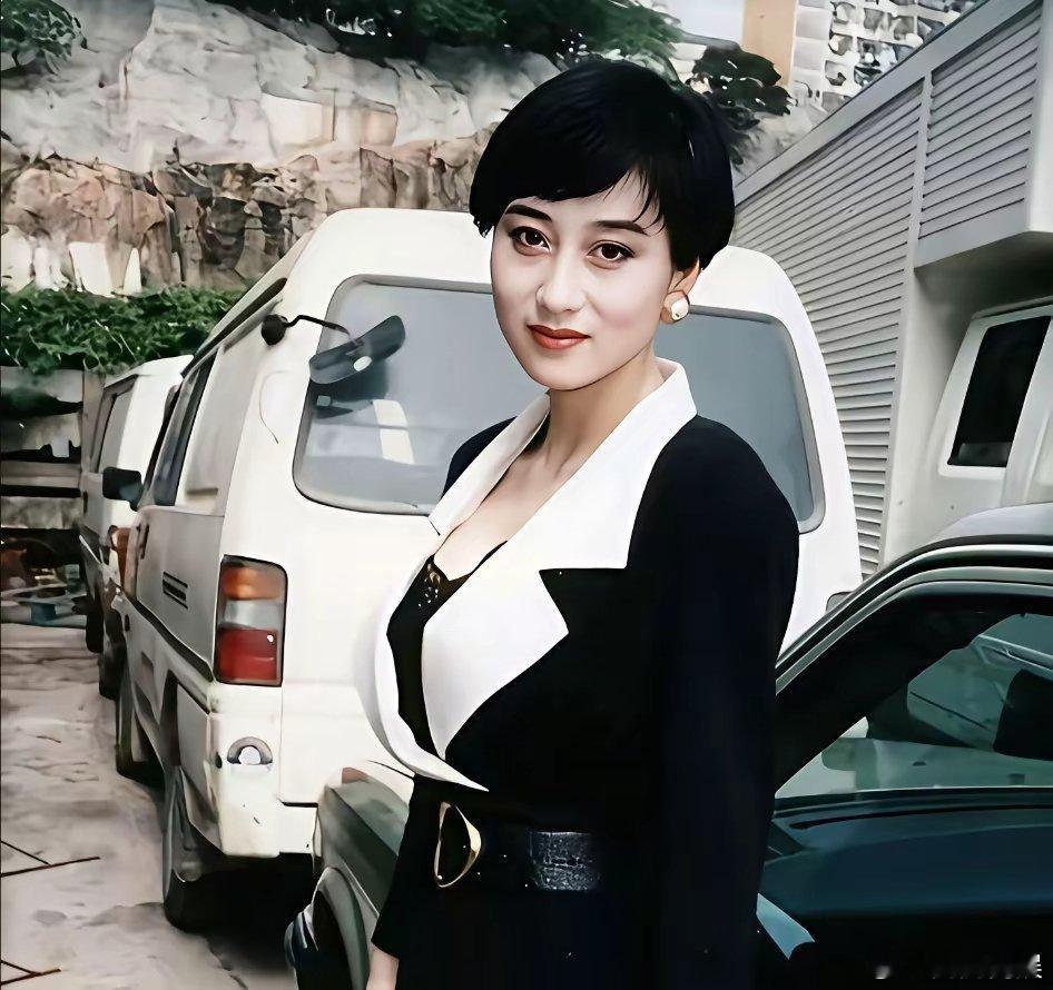 香港当年流传着这样一句话：男人一见利智，心跳加速；女人一见利智，妒意丛生！倪匡说