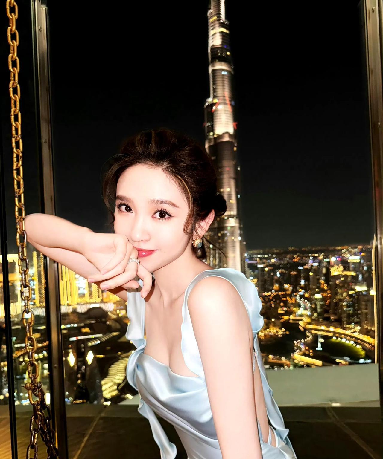 唐艺昕这身材绝了！浅蓝露背裙勾勒曼妙曲线，皮肤白到发光，甜笑配灵动动作，直接美成