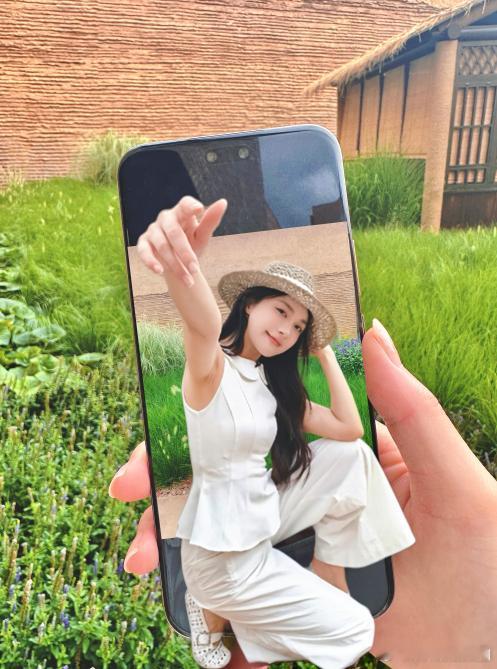 一生要出片的年轻人开始卷创意了当代人的旅行打卡都这么癫吗随便翻一下社交平台，年