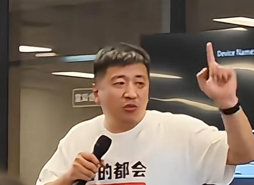 张雪峰要捐五千万的视频被人放到了外网，对此，他表示无所谓！自己又不会移民，看完