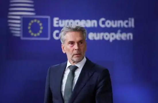 荷兰的行为其实比欧洲对俄罗斯的做法还要严重。欧洲冻结俄罗斯的资产，目前也只是敢动