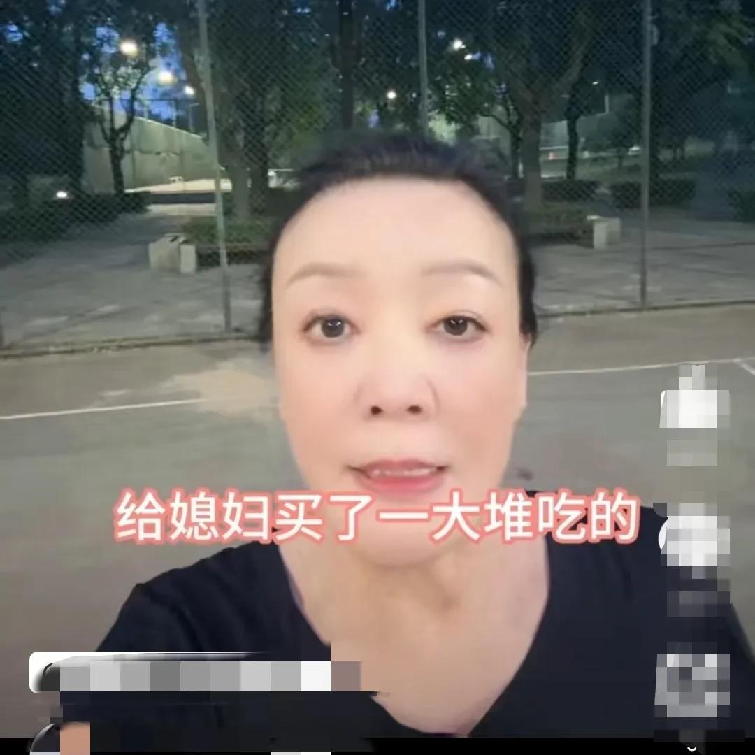 张兰在国外出差，忙的不可开交。根本就没时间逛当地的商场。等事情结束后，她就急急忙