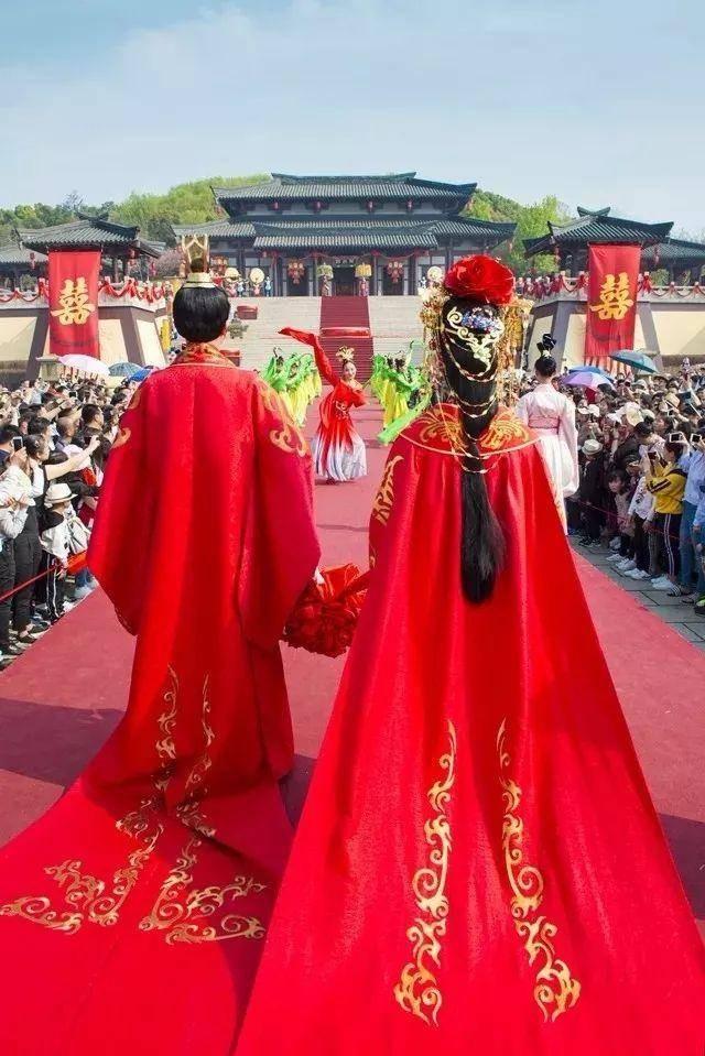 古代一寡妇征婚，上门者众多，她给出上联：昨日今日明日，日复一日。让提亲者答出下联