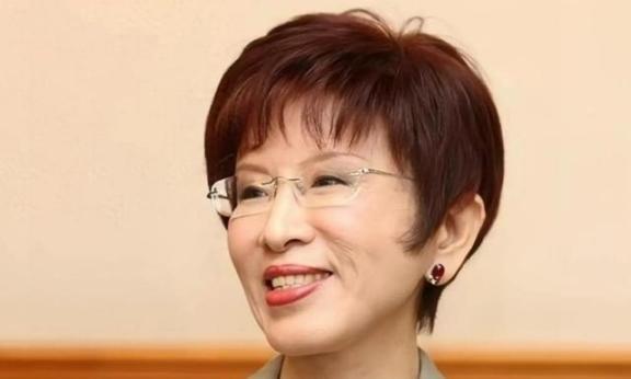 台当局迈出危险一步，居然公开向2000多万岛内民众承诺：“绝对不会向大陆投降”，