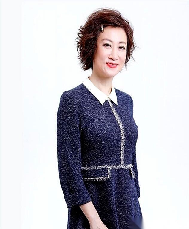 在北京台，自己做的节目火遍全城，职位干到新闻部负责人。这是多少媒体人一辈子都摸