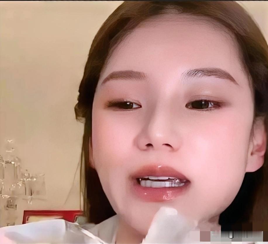 汪小菲老婆马筱梅带玥儿逛商场，小姑娘挑了双粉色运动鞋，结账时自己掏出儿童卡，刷完